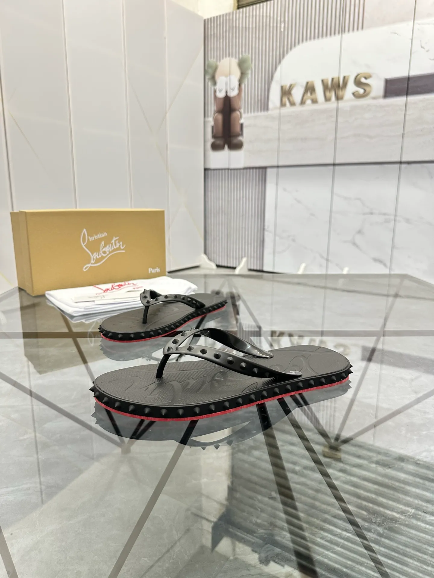 Men's shoes: 💰P280¥ Product trademark: CL red-soled shoes* "CL*" flip-flops Regular size: 36-44 (can be customized to 45.46) Couple style Product materials: Original material from upper counter, 5D color printing process, high-end rivets, original lining, original outsole. Number: 789